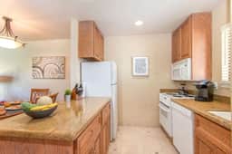 2BR near Wineries, Golf Course View, Parking