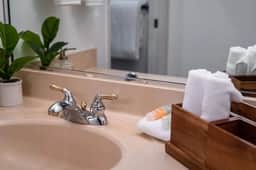 Steps to Beach! Chic 2BR at Maui Banyan Resort