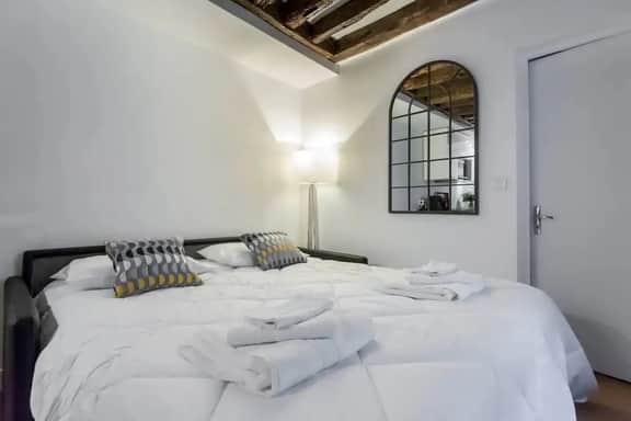 Chic Marais Retreat | Steps to Cafes & Notre Dame