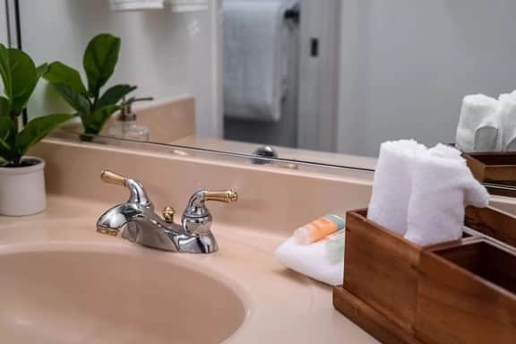 Steps to Beach! Chic 2BR at Maui Banyan Resort